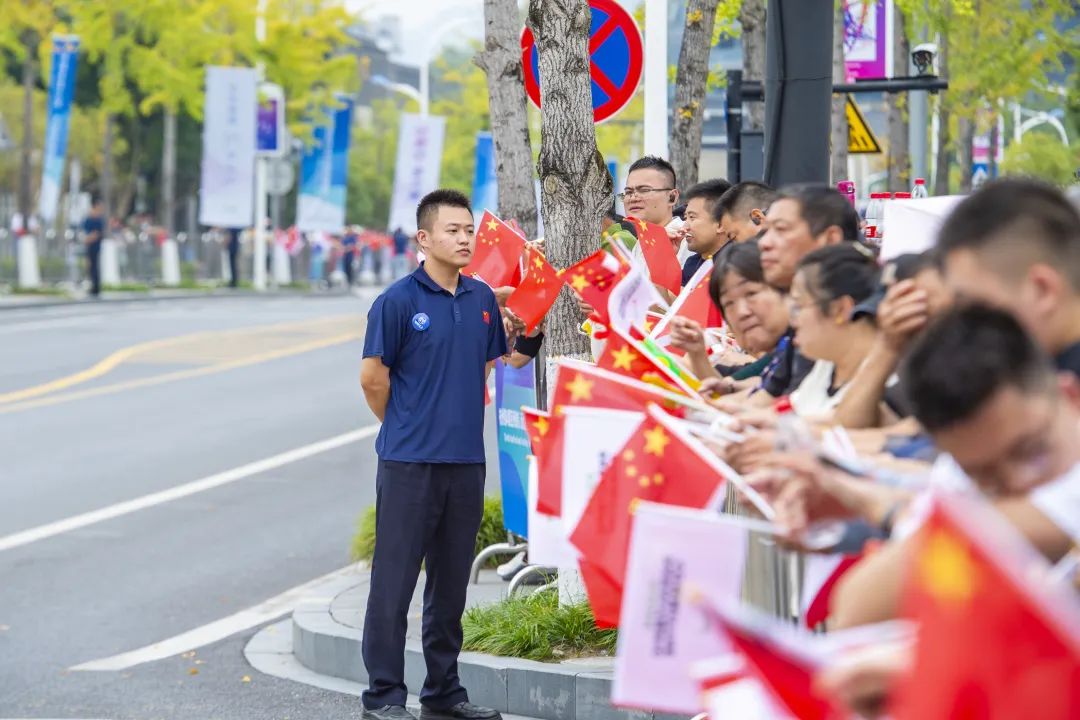 篮球锦标赛收官，世界各地粉丝共同见证