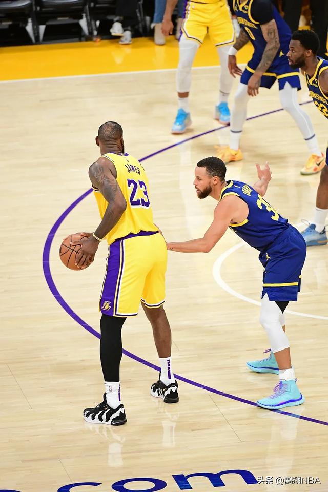 NBA比赛：湖人击败勇士，取得连胜